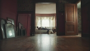 кадр из фильма Проклятый дом 2 (Girl on the Third Floor) - 1