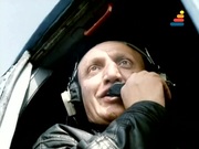 кадр из фильма Самолет летит в Россию - 10