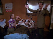 кадр из фильма Чертова служба в госпитале Мэш (M*A*S*H) - 91
