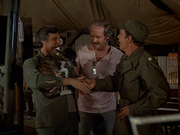 кадр из фильма Чертова служба в госпитале Мэш (M*A*S*H) - 93