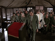 кадр из фильма Чертова служба в госпитале Мэш (M*A*S*H) - 104
