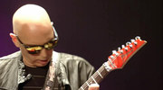 кадр из фильма Джо Сатриани - Satchurated: Концерт в Монреале (Joe Satriani - Satchurated: Live in Montreal) - 1