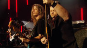 кадр из фильма Джо Сатриани - Satchurated: Концерт в Монреале (Joe Satriani - Satchurated: Live in Montreal) - 2