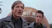 кадр из фильма Надвигающееся насилие (Moving Violations) - 3